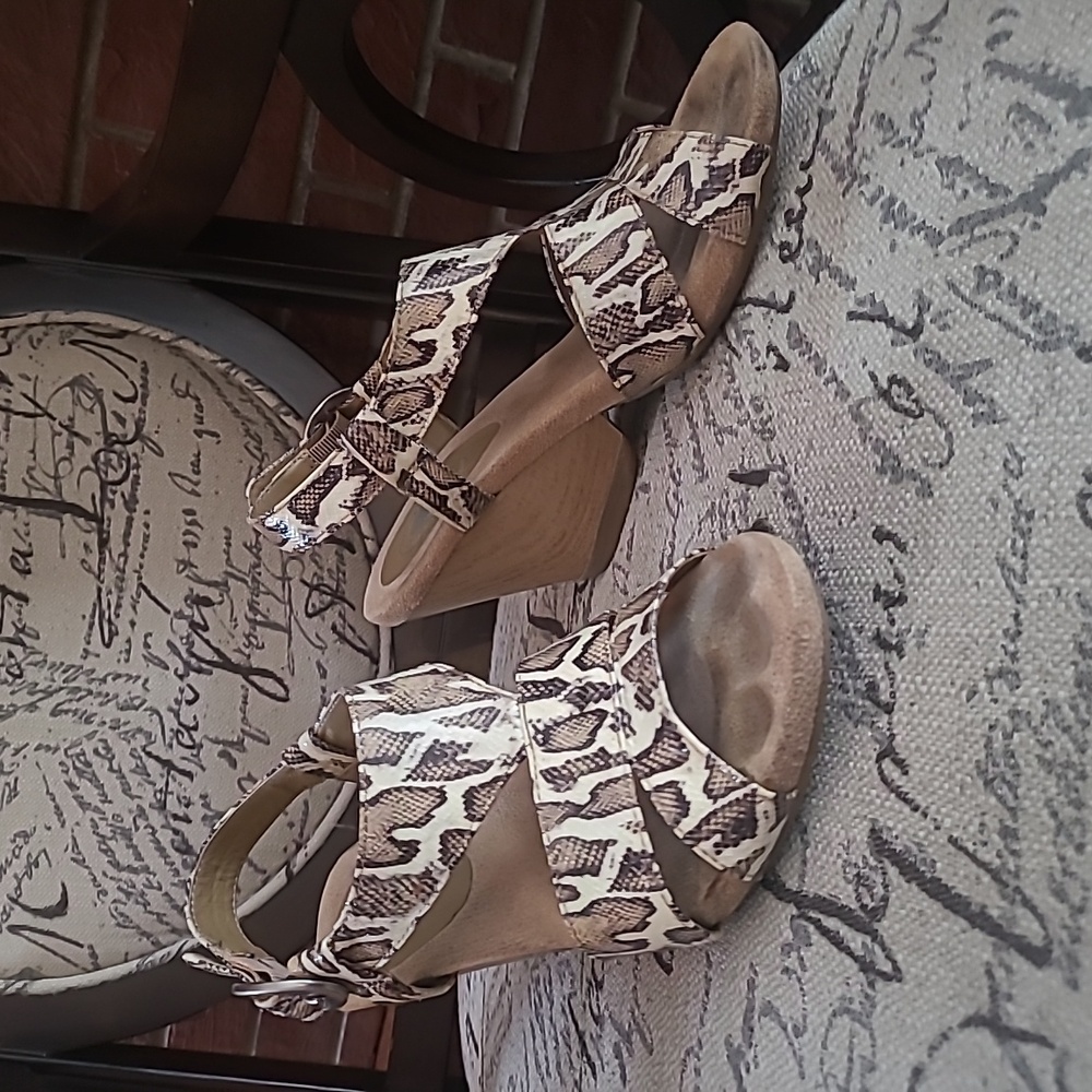 Dr Scholl's comfortable snake sandal! 3.5 inch wedge heel. Adorable!